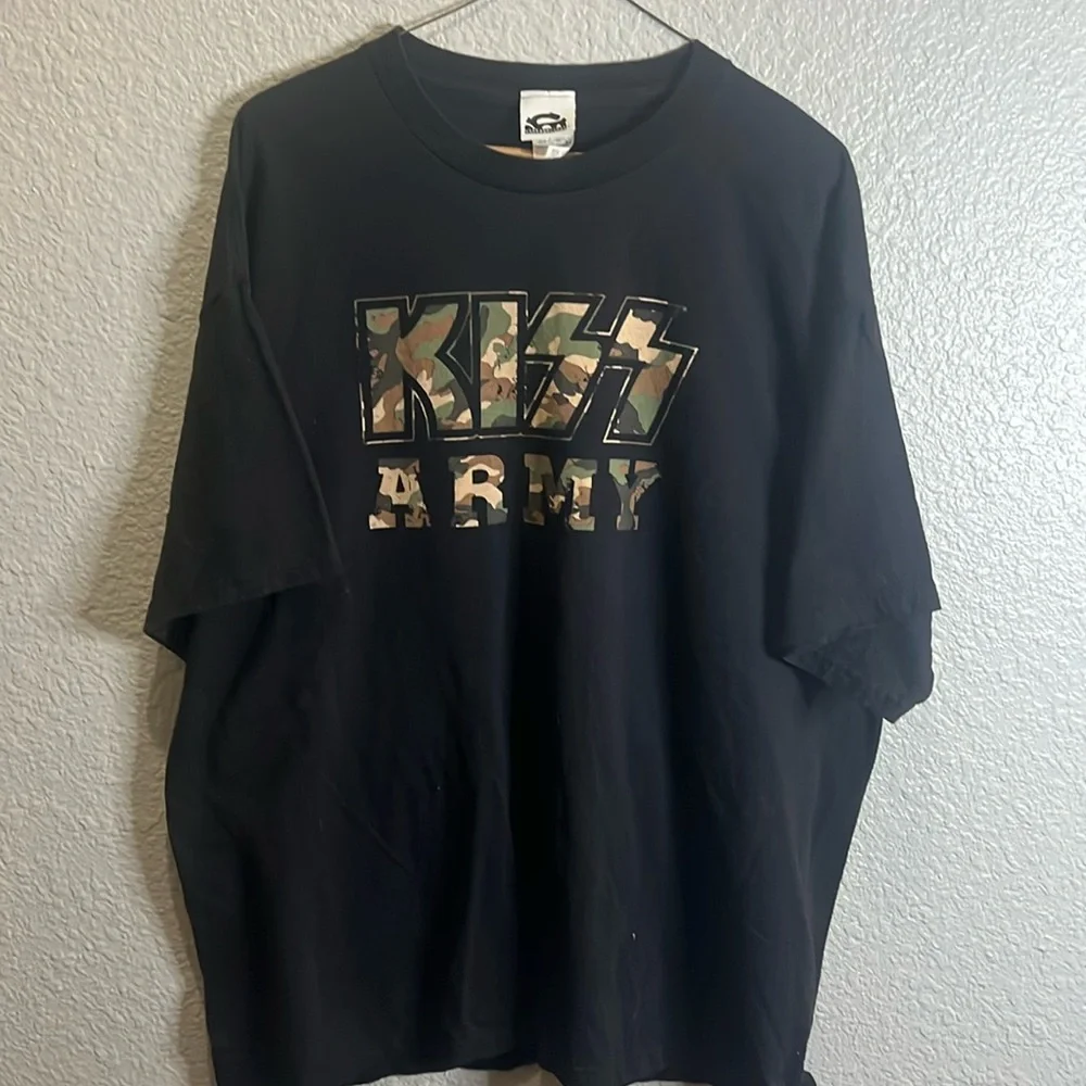 Vintage Vinyl “KISS ARMY” tshirt size XL 2005
